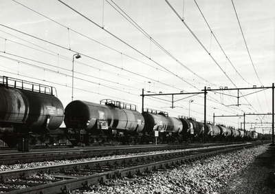 170970 Afbeelding van een olietrein van de N.S. te Lunetten bij Utrecht.